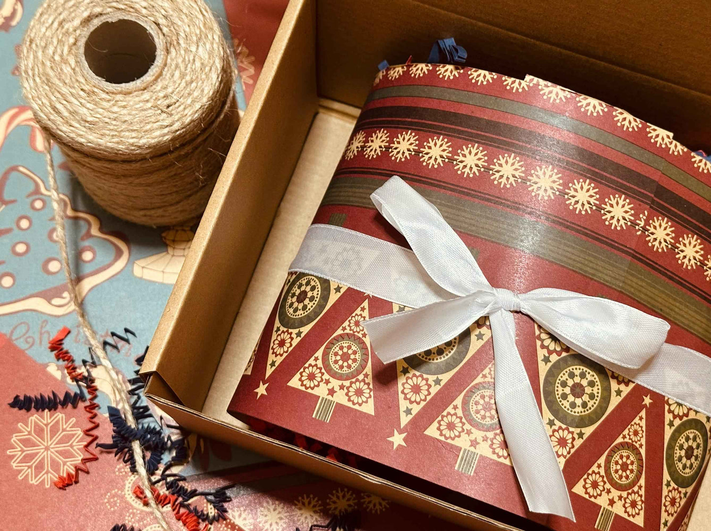 Personalised Christmas Scented Candle Gift Set with Chocolates, Custom Name Engraved on the Lid, Gift For Her